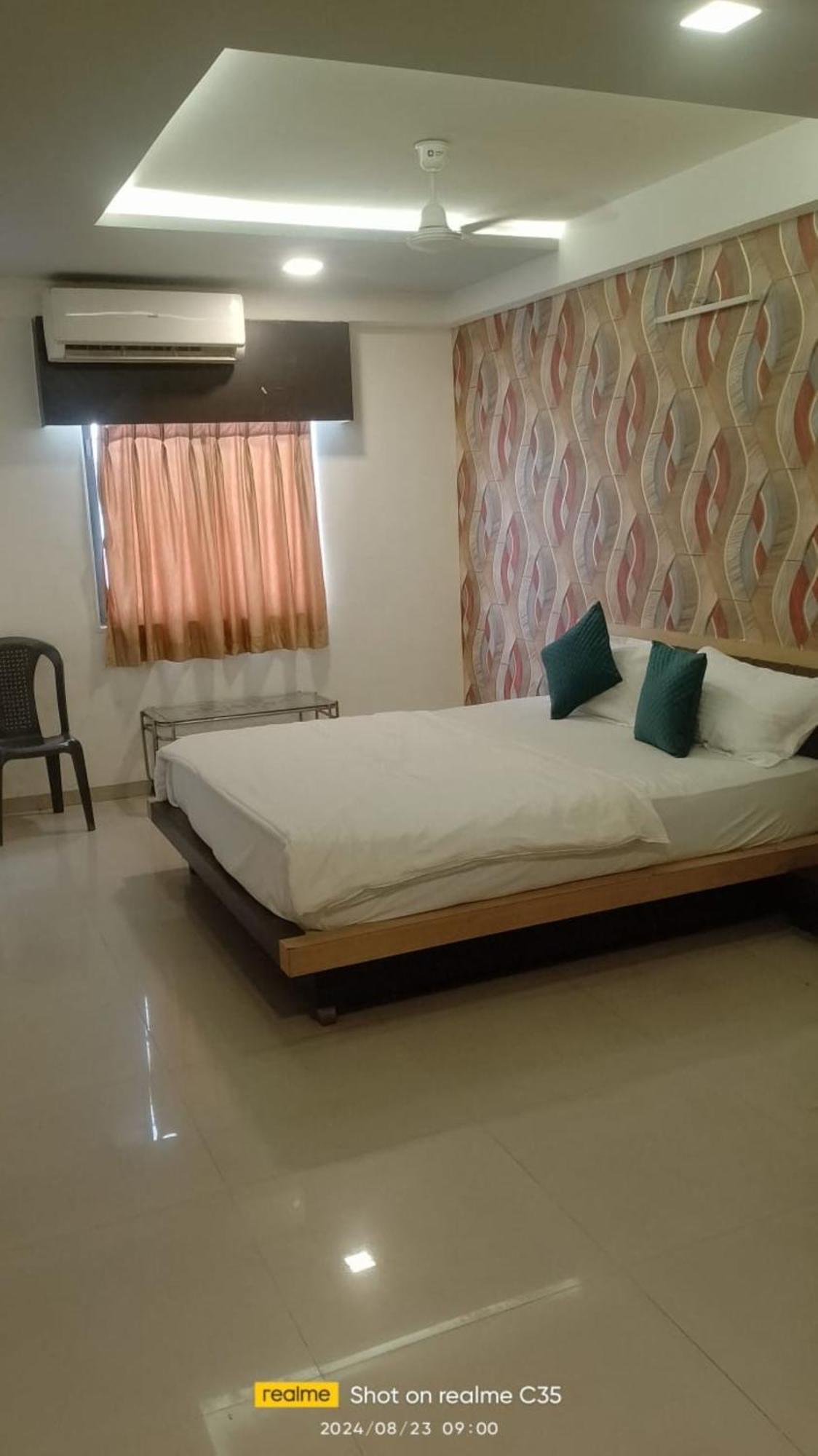Hotel Paradise -Ahmedabad Buitenkant foto