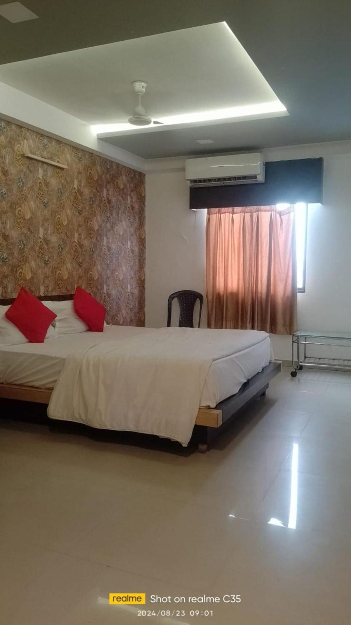 Hotel Paradise -Ahmedabad Buitenkant foto