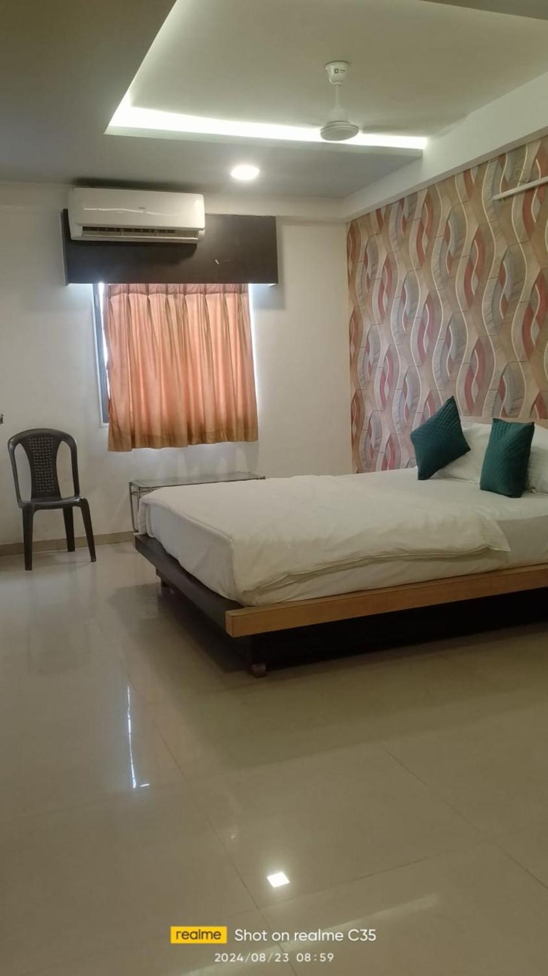 Hotel Paradise -Ahmedabad Buitenkant foto