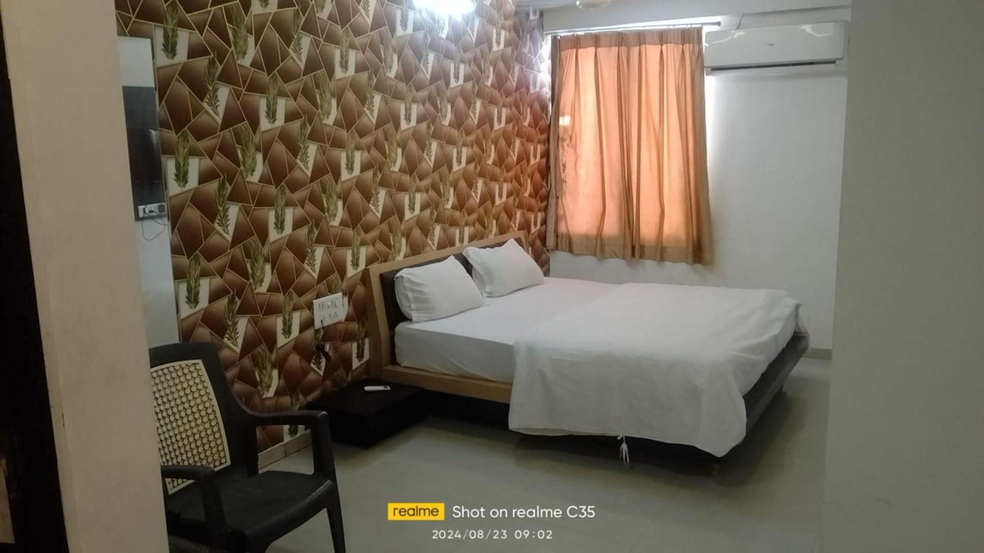 Hotel Paradise -Ahmedabad Buitenkant foto