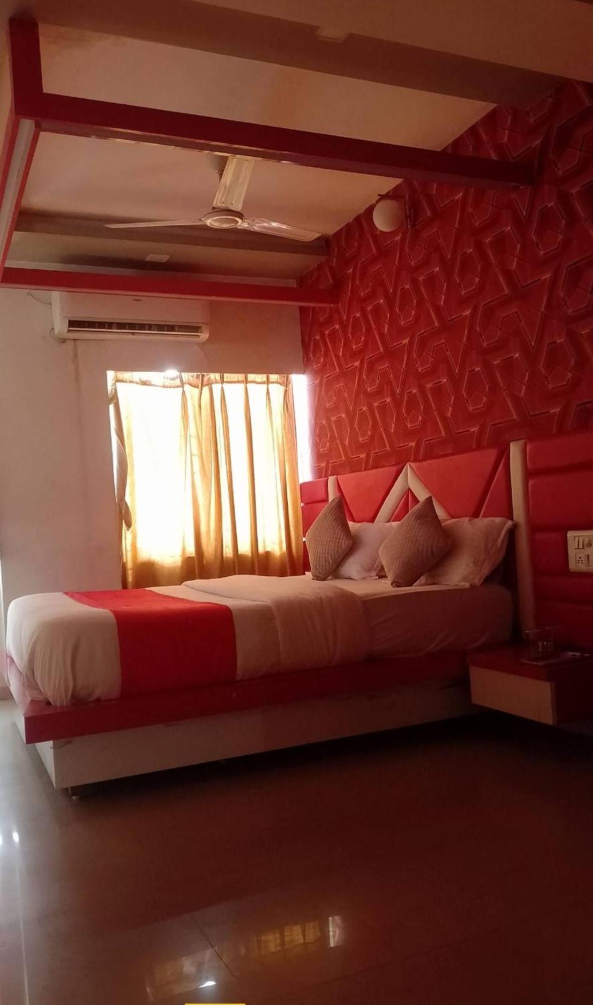 Hotel Paradise -Ahmedabad Buitenkant foto